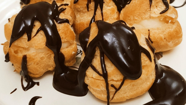 Tatlı İhtiyacına: Çikolata Soslu Profiterol