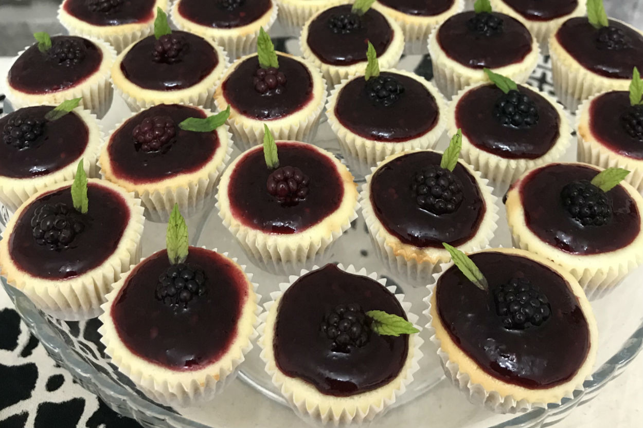Tek Lokmalık Enfes Lezzet: Böğürtlenli Mini Cheesecake