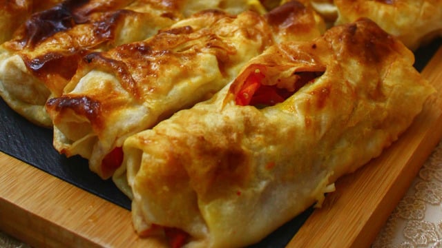 Davet Sofralarına: Sucuklu Börek