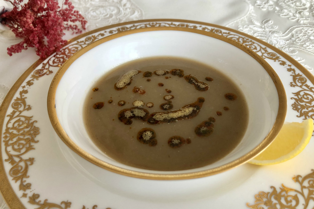 Soğuk Kış Günlerine: Süzme Yeşil Mercimek Çorbası