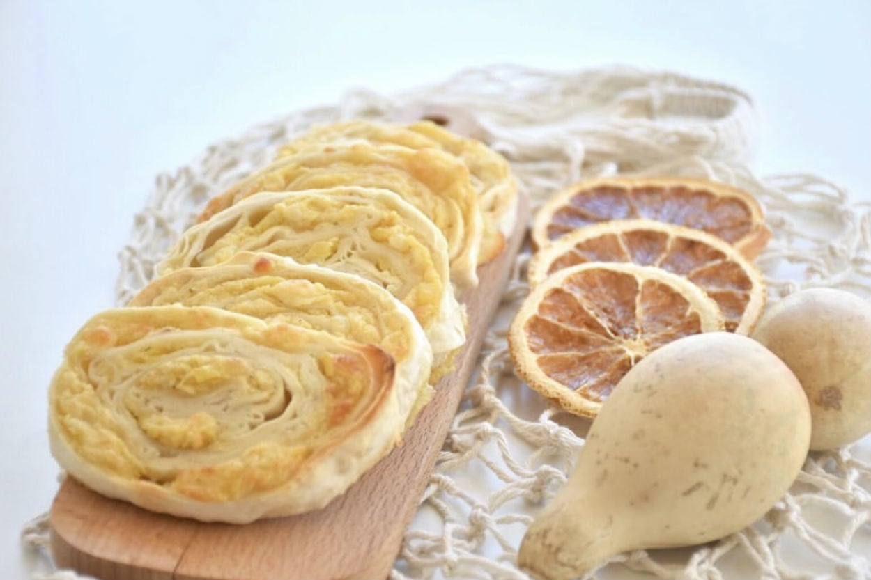 İster Kahvaltıya İster Misafire: Patatesli Kaşarlı Rulo Börek