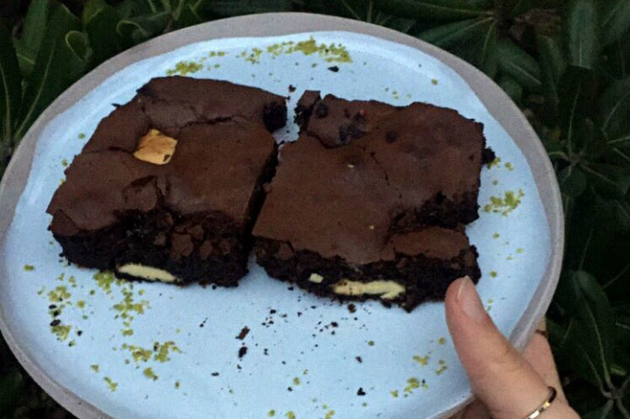 Tatlı Zamanı: Böğürtlenli Beyaz Çikolatalı Brownie