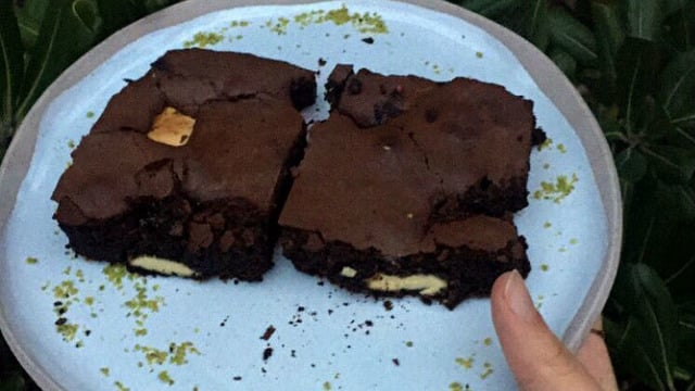 Tatlı Zamanı: Böğürtlenli Beyaz Çikolatalı Brownie