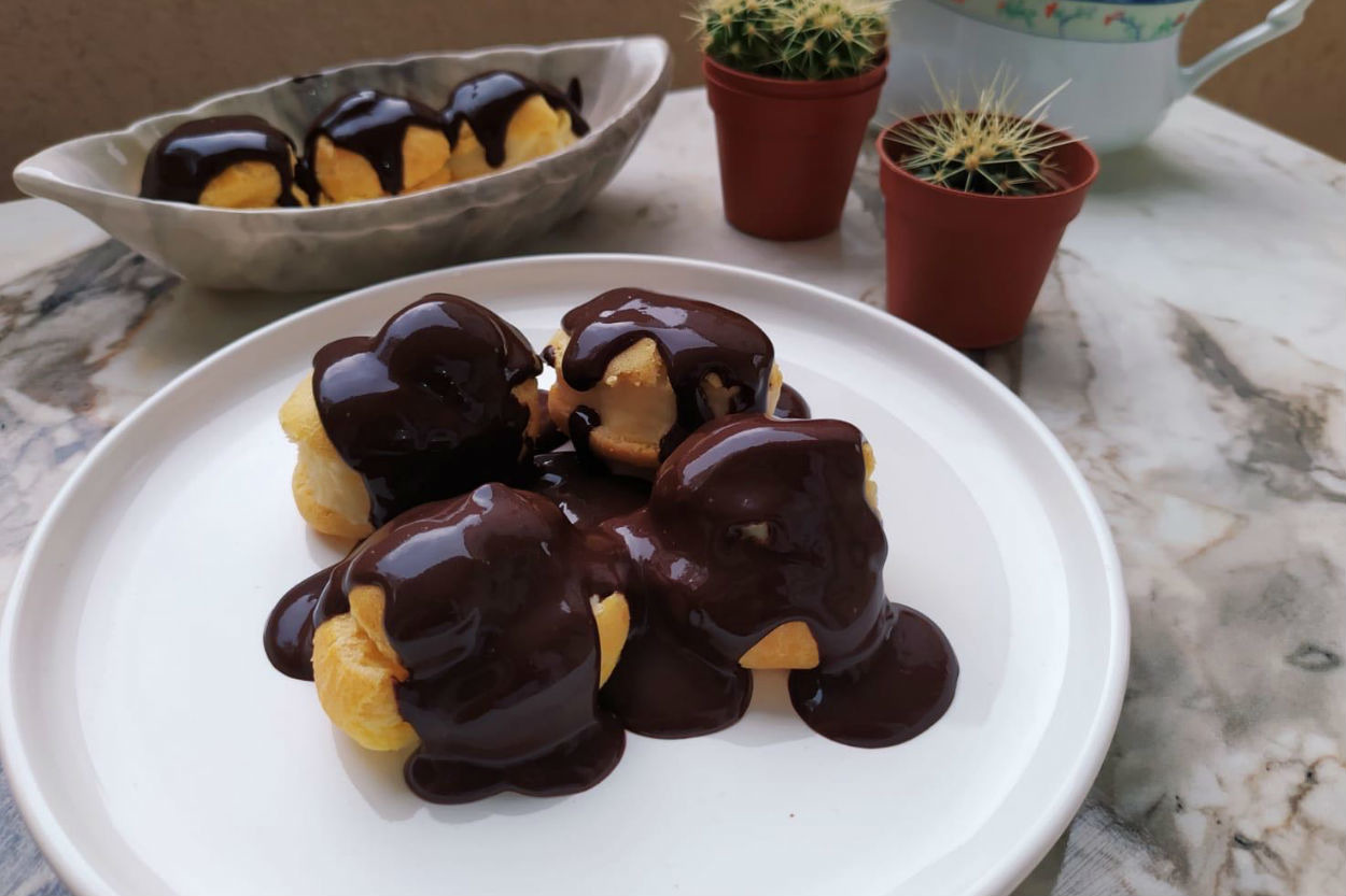Leziz Görünümüyle: Çikolata Soslu Profiterol