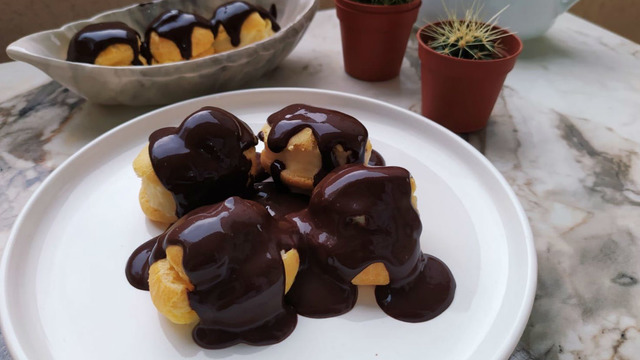 Leziz Görünümüyle: Çikolata Soslu Profiterol