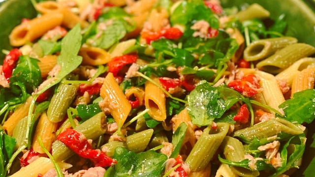 Yılbaşı Sofralarınıza: Ton Balıklı Makarna Salatası