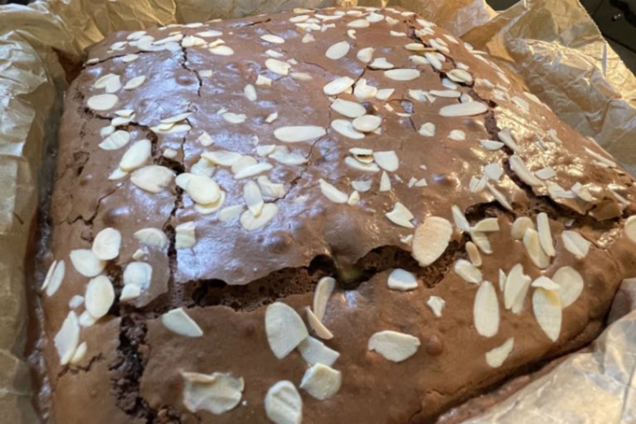 Dışı Çıtır İçi Yumuşak: Bademli Beyaz Çikolatalı Brownie