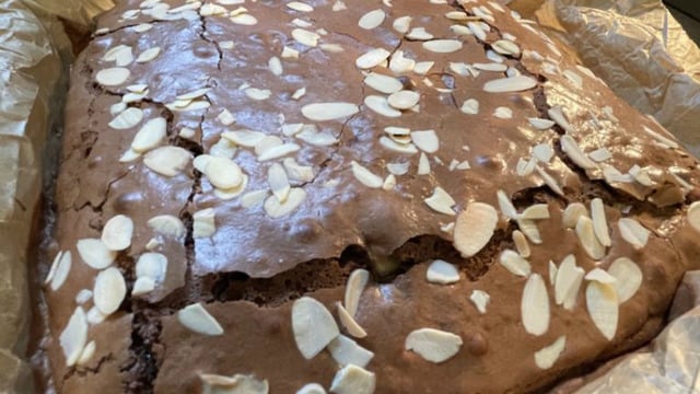 Dışı Çıtır İçi Yumuşak: Bademli Beyaz Çikolatalı Brownie