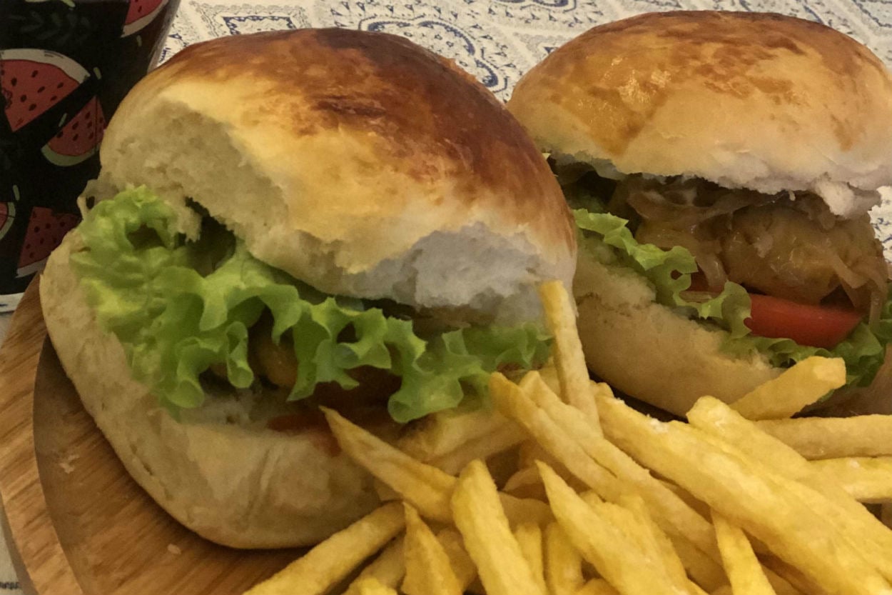 Ekmeğiyle Köftesiyle: Anne Hamburgeri