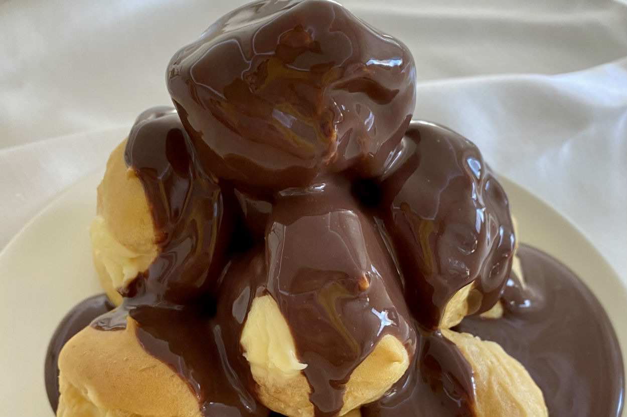 Uğraştığınıza Değecek: Bitter Çikolata Soslu Profiterol