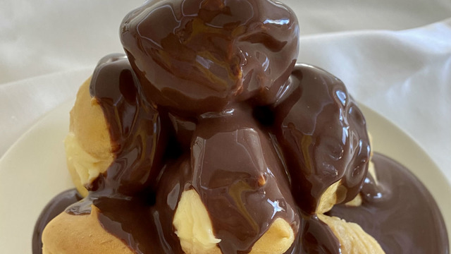Uğraştığınıza Değecek: Bitter Çikolata Soslu Profiterol