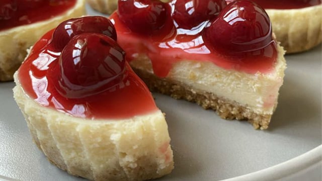 Mayhoş Aromasıyla: Vişneli Porsiyonluk Cheesecake