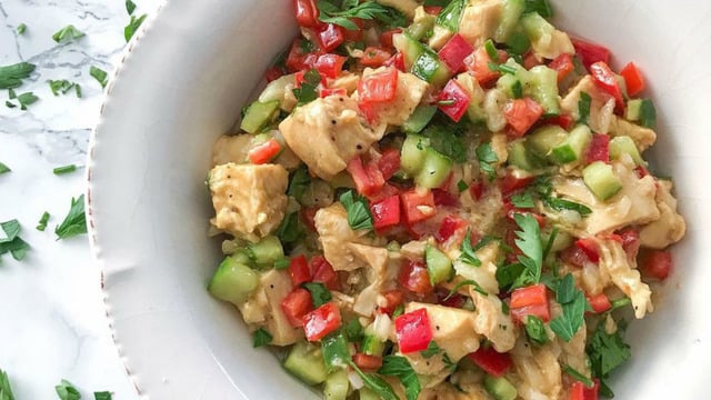 Klasik Tatlardan Sıkılanlara: Hardal Soslu Tavuk Salatası