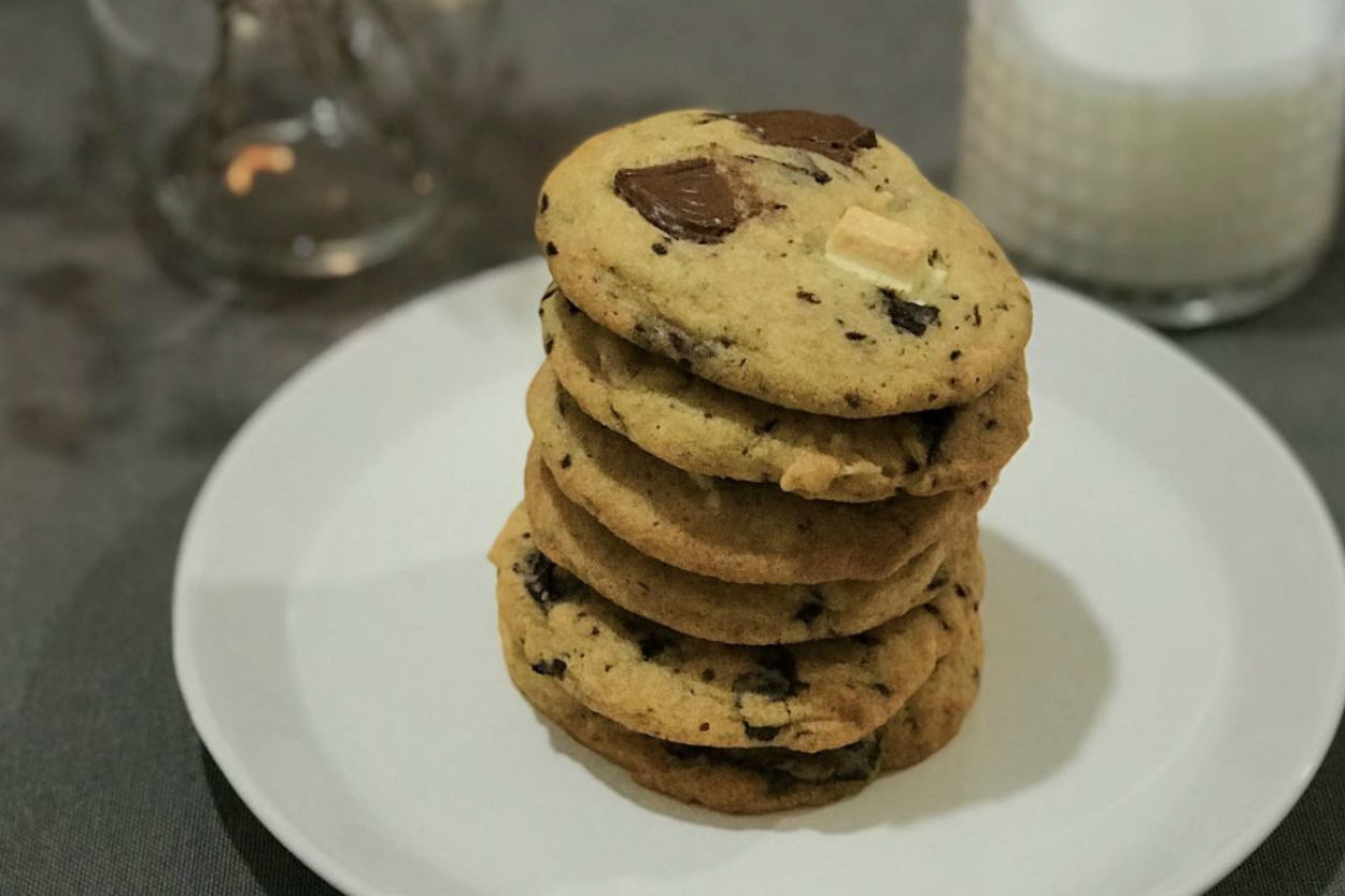 Bir Bardak Sütün Yanına: Akışkan Çikolatalı Cookie