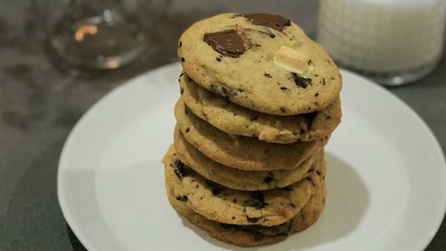 Bir Bardak Sütün Yanına: Akışkan Çikolatalı Cookie
