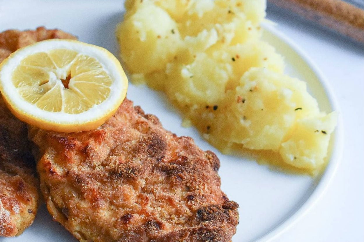 Fırında Pişiyor: Şinitzel ve Patates Salatası