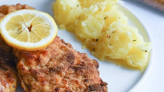Fırında Pişiyor: Şinitzel ve Patates Salatası