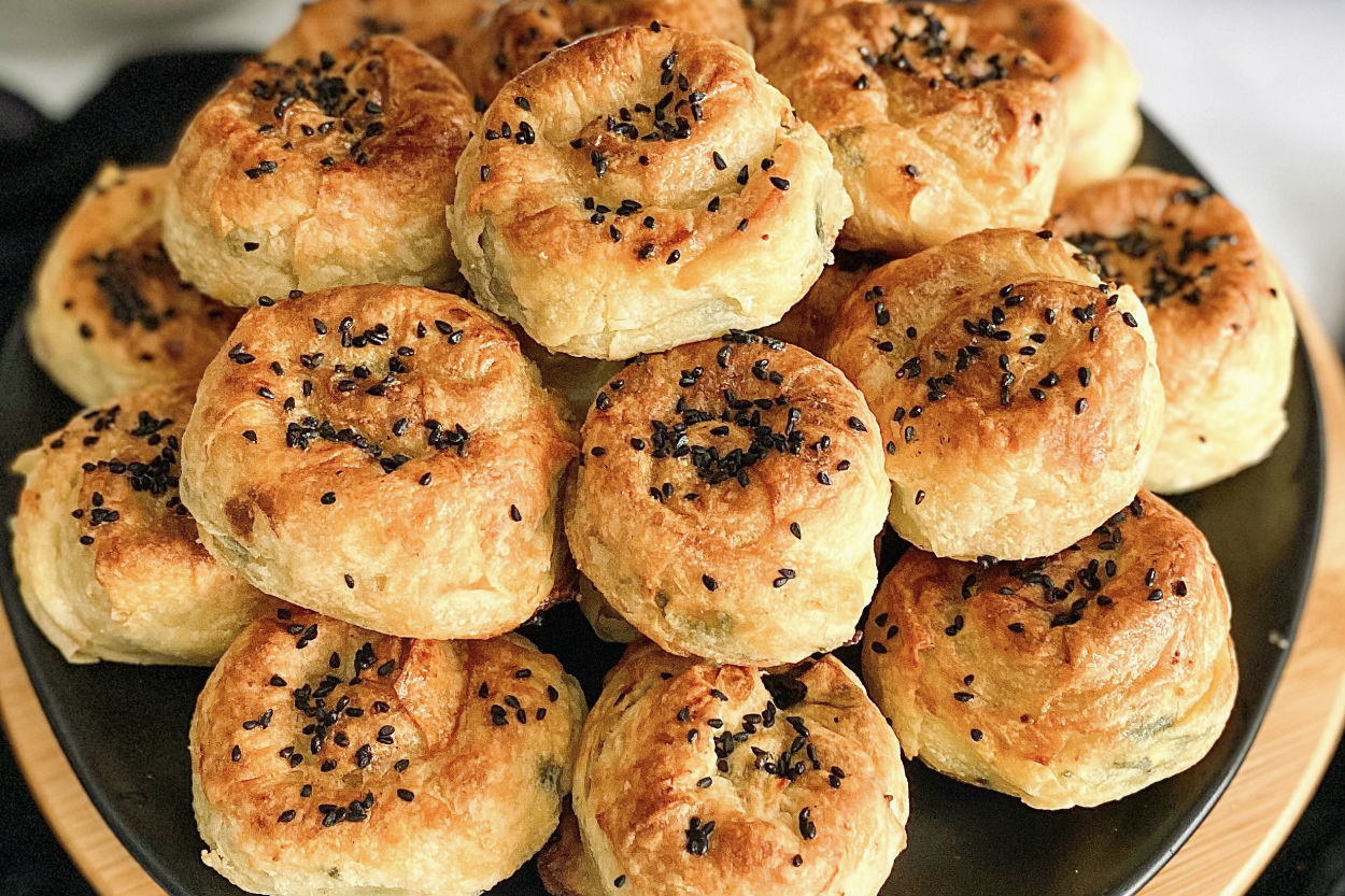 Dışı Çıtır İçi Puf: Lorlu Ispanaklı Gül Böreği