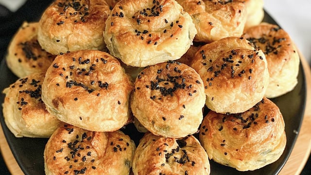 Dışı Çıtır İçi Puf: Lorlu Ispanaklı Gül Böreği