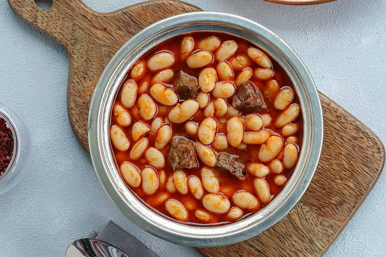 Yanına da Turşu: Etli Kuru Fasulye Yemeği