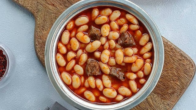 Yanına da Turşu: Etli Kuru Fasulye Yemeği