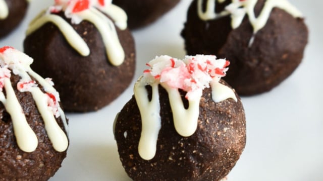 Kahvenin Yanına: Fit Brownie Topları