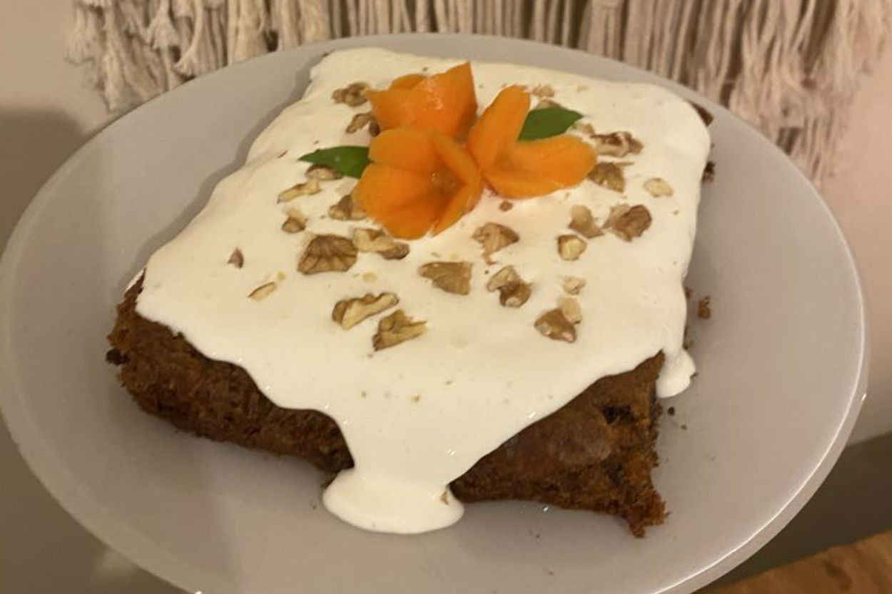 Yumuşacık Dokusuyla: Kremalı Havuçlu Cevizli Kek