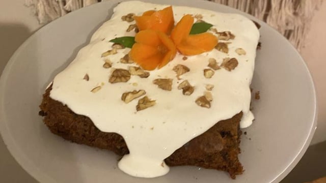 Yumuşacık Dokusuyla: Kremalı Havuçlu Cevizli Kek