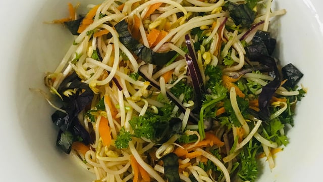 Vitamin Dolu: Soya Filizi Salatası
