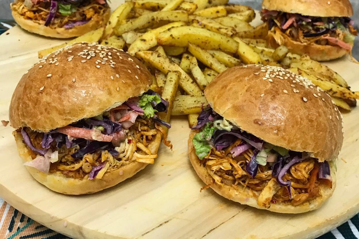 Sos ve Baharatlarla: Haşlanmış Tavuklu Hamburger