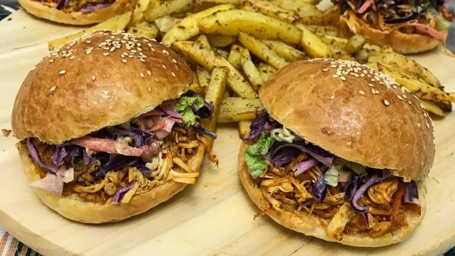Sos ve Baharatlarla: Haşlanmış Tavuklu Hamburger