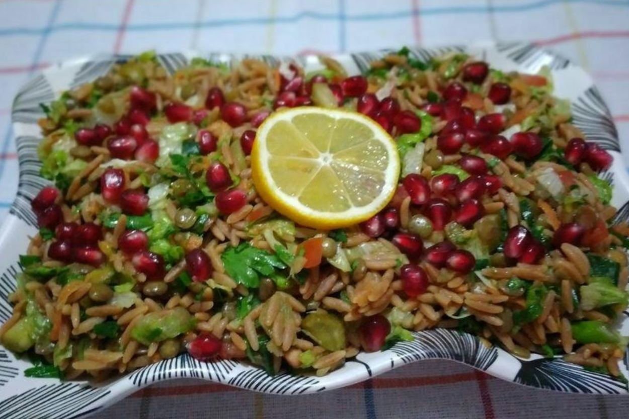 Çok Doyurucu: Narlı Arpa Şehriye Salatası