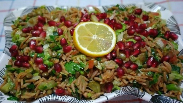 Çok Doyurucu: Narlı Arpa Şehriye Salatası
