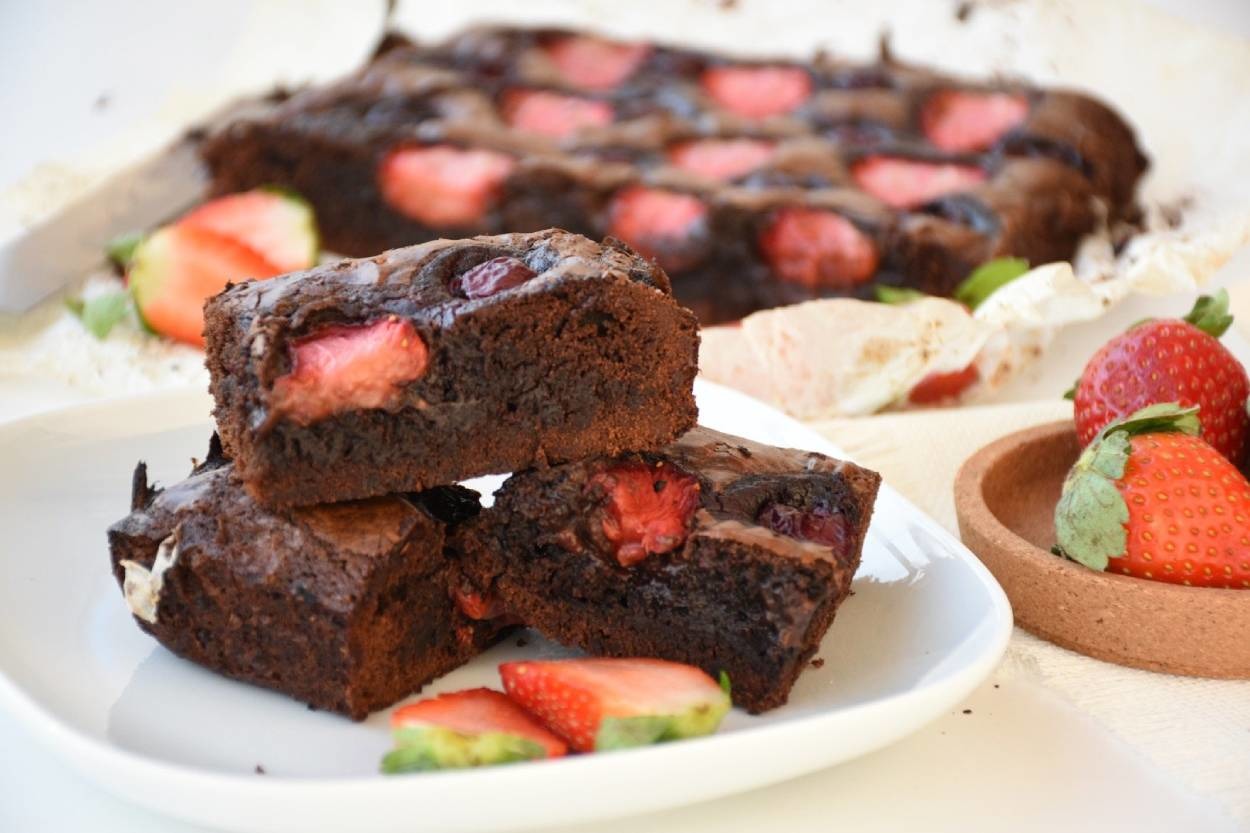 Mükemmellik Kraliçesi: Vişneli Çilekli Brownie