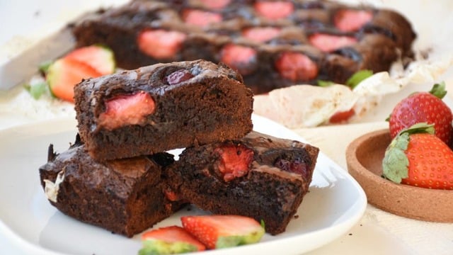 Mükemmellik Kraliçesi: Vişneli Çilekli Brownie