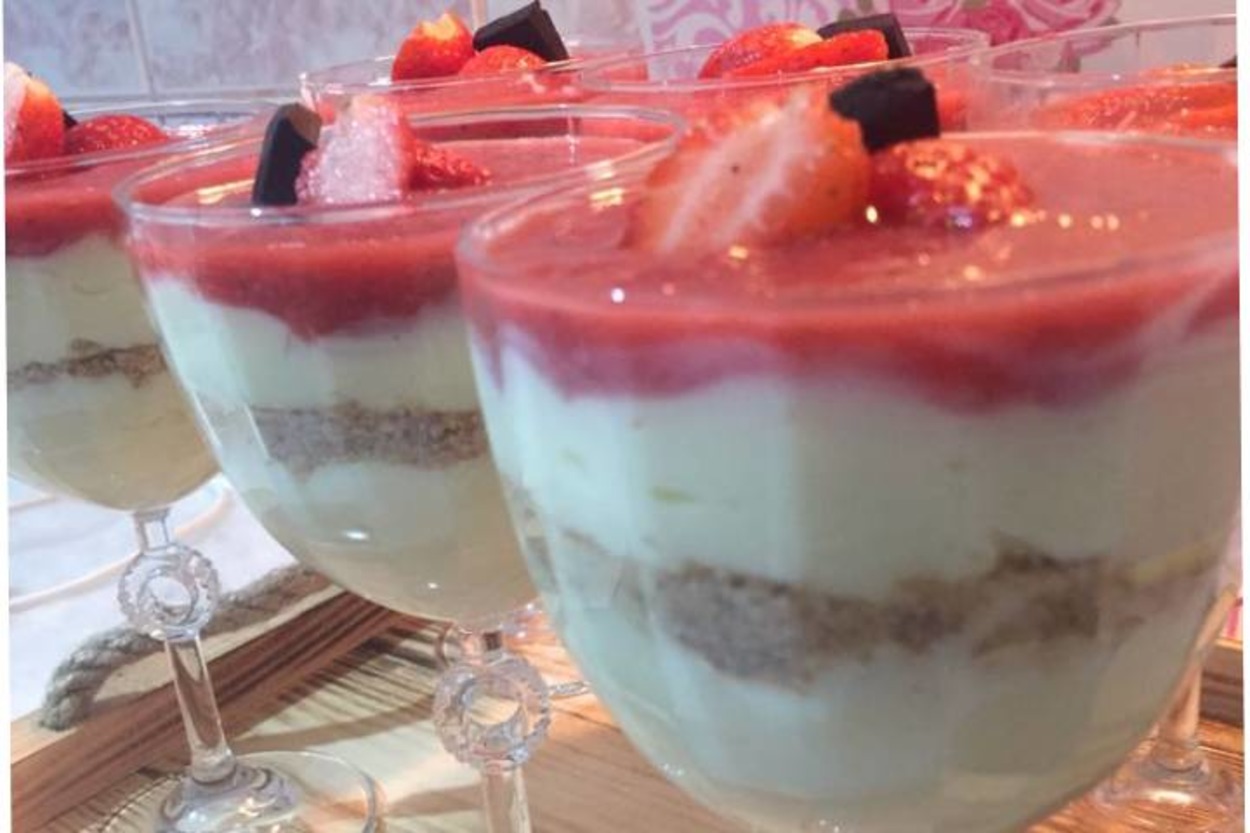 Enfes Aromasıyla: Çilek Soslu Manolya Tatlısı