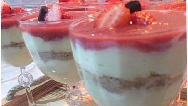 Enfes Aromasıyla: Çilek Soslu Manolya Tatlısı