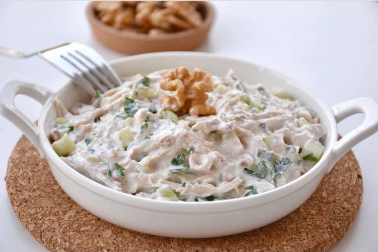Harika ve Doyurucu: Yoğurtlu Tavuk Salatası