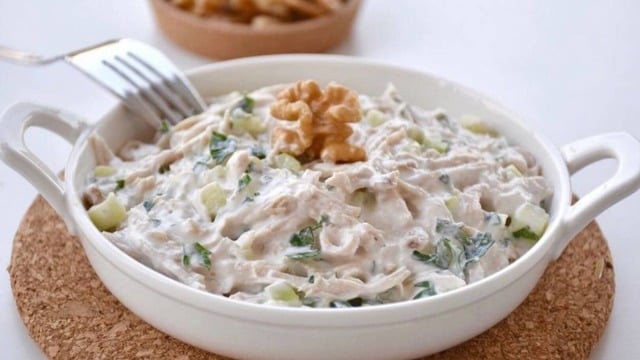 Harika ve Doyurucu: Yoğurtlu Tavuk Salatası