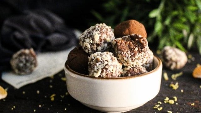 Kahvenin Çayın Yanına: Mandalinalı Hurma Topları