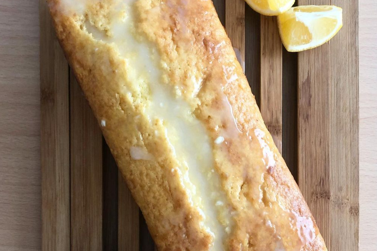 Herkesi Sevindirecek: Beyaz Çikolata Soslu Limonlu Kek