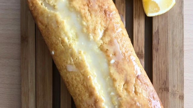 Herkesi Sevindirecek: Beyaz Çikolata Soslu Limonlu Kek