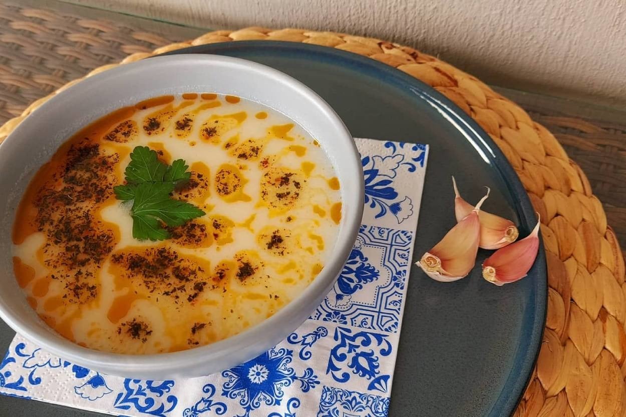 Akşam Sofralarına: Tavuk Paçası Çorbası