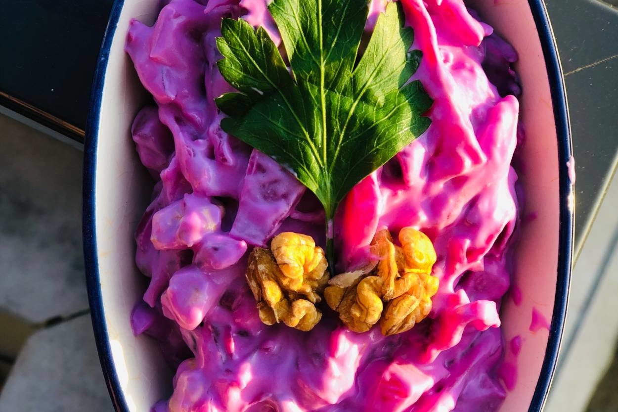 Rengiyle İştah Açar: Yoğurtlu Mor Lahana Salatası