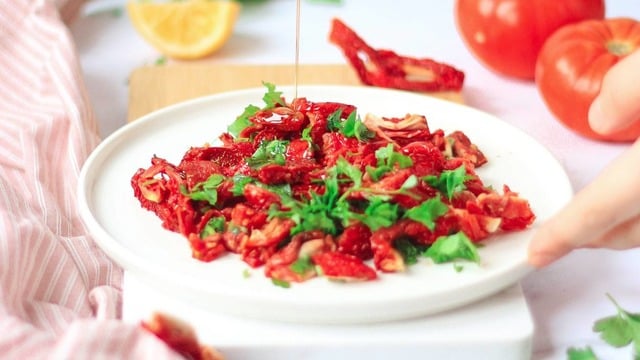 Domatesin En Güzel Hali : Kuru Domates Salatası