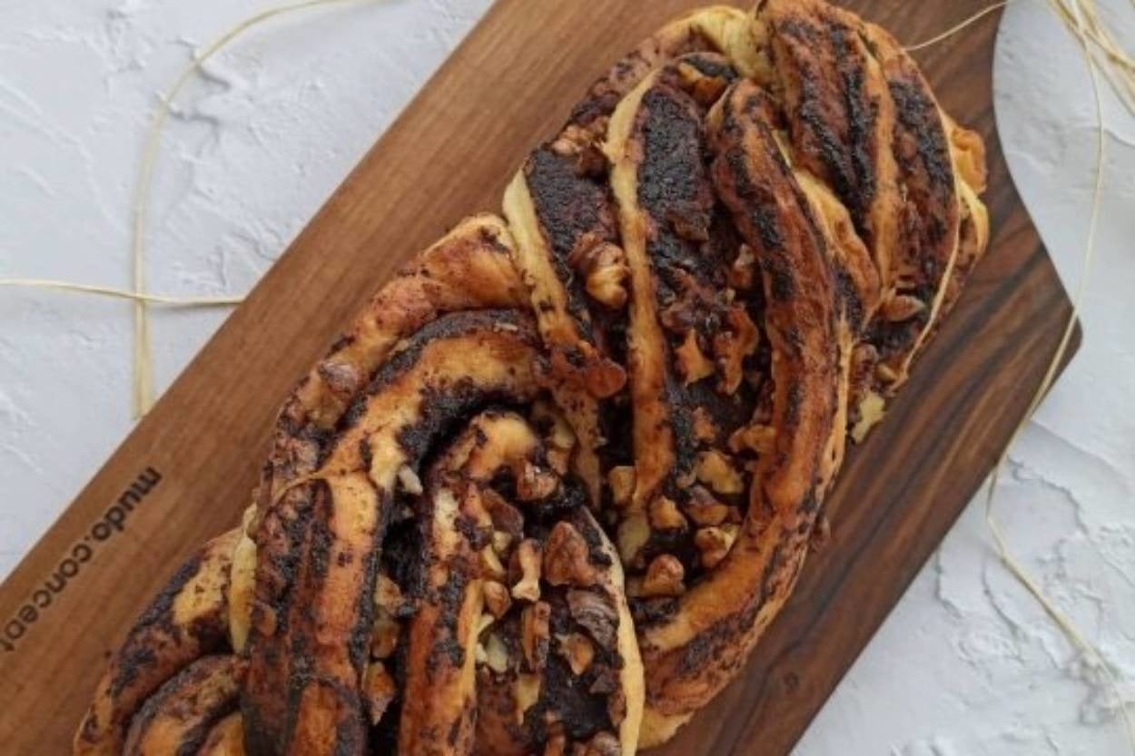 Şık Görünümüyle: Zeytinli Cevizli Babka