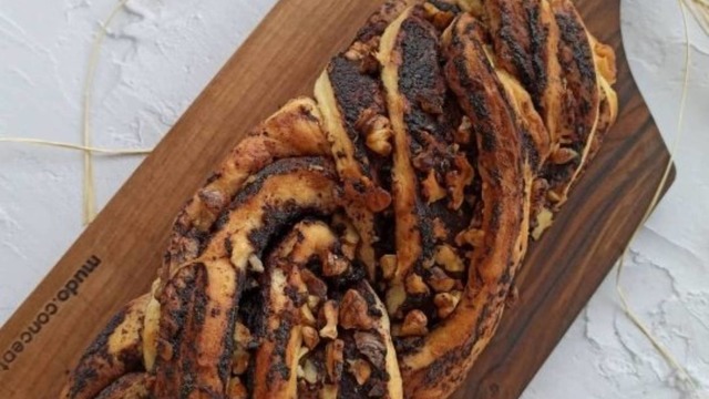 Şık Görünümüyle: Zeytinli Cevizli Babka