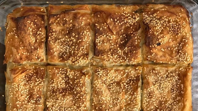Hazır Yufkadan: Mantarlı Kaşarlı Börek