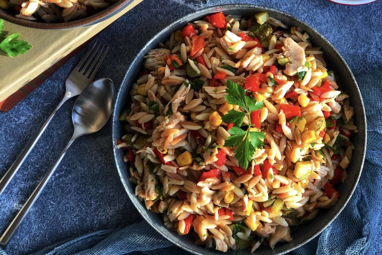 Gün Masalarına: Tavuklu Şehriye Salatası