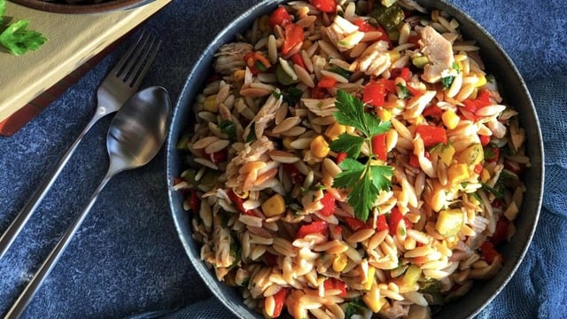 Gün Masalarına: Tavuklu Şehriye Salatası